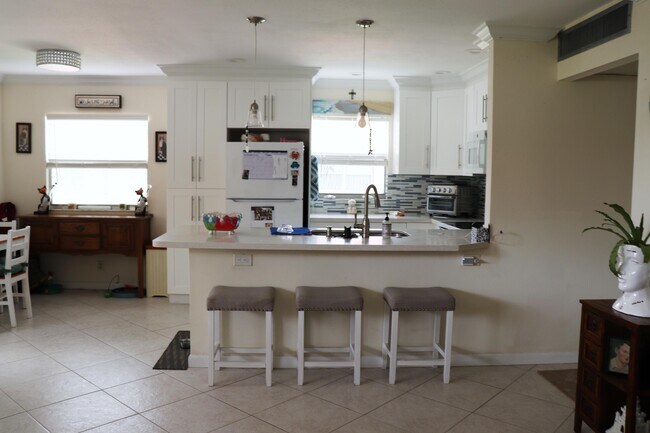 Building Photo - 148 Waterford D