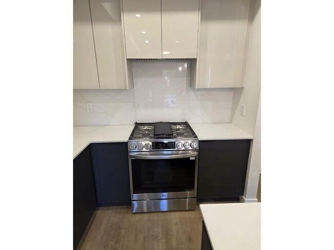 Photo du bâtiment - 15353-15317 17 Ave