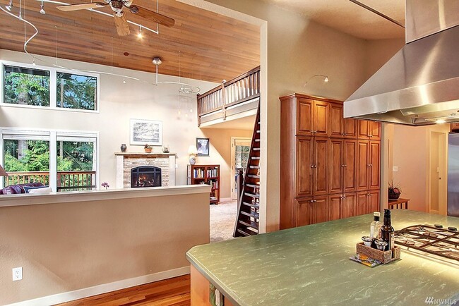 Building Photo - Beautifully Updated 4-Bedroom Home with Lo...