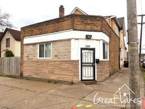 Building Photo - 1563 Waterman St
