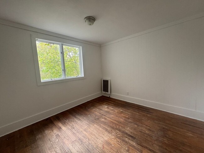 Building Photo - 213 Depeyster St