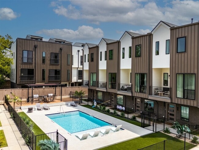 Photo - 1902 N Carroll Ave Townhome