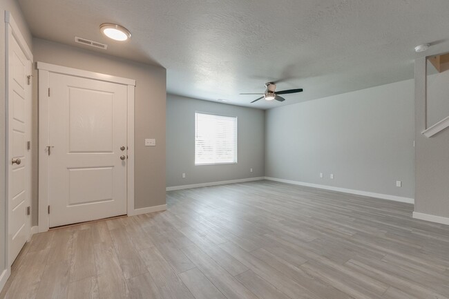 Foto del edificio - Now Leasing this 3 Bedroom Townhome!