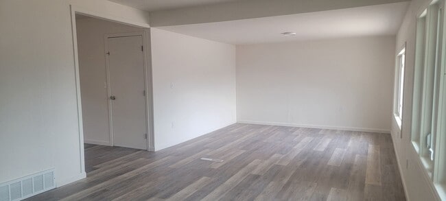 Building Photo - 4 Bedroom 1.5 Bath