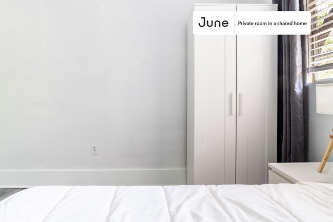 Foto del edificio - Private bedroom in 4 bed/1 bath Home