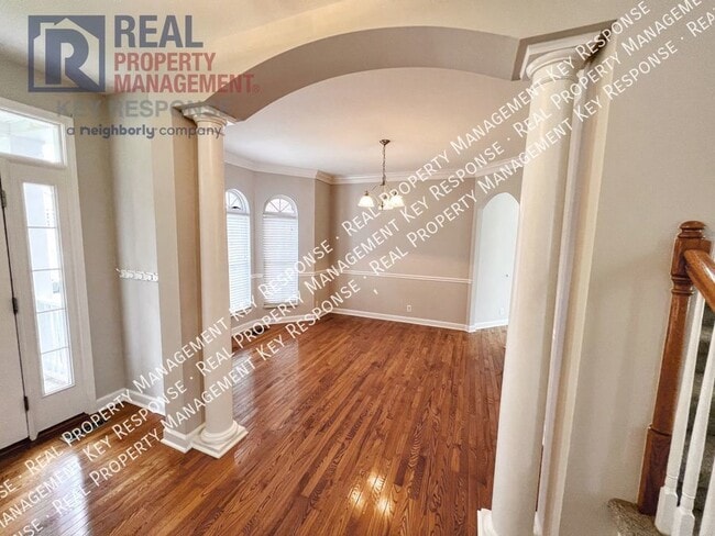 Building Photo - Gorgeous 5 bedroom brick home in Chesapeak...