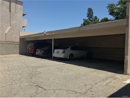 Foto del edificio - 5926 Woodman Ave