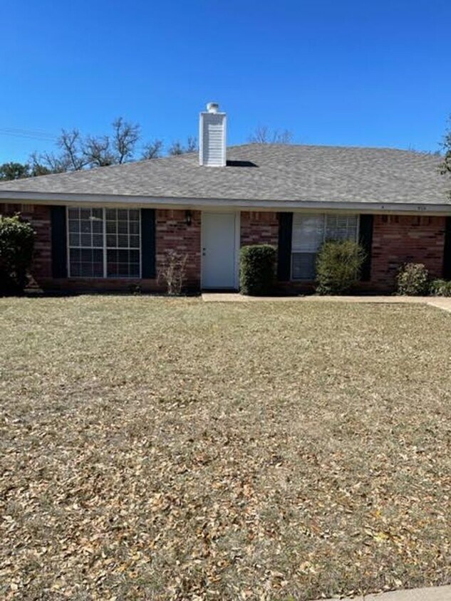 Foto principal - 928 Briar Dr