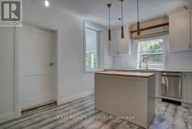 Building Photo - 105 Yeomans St