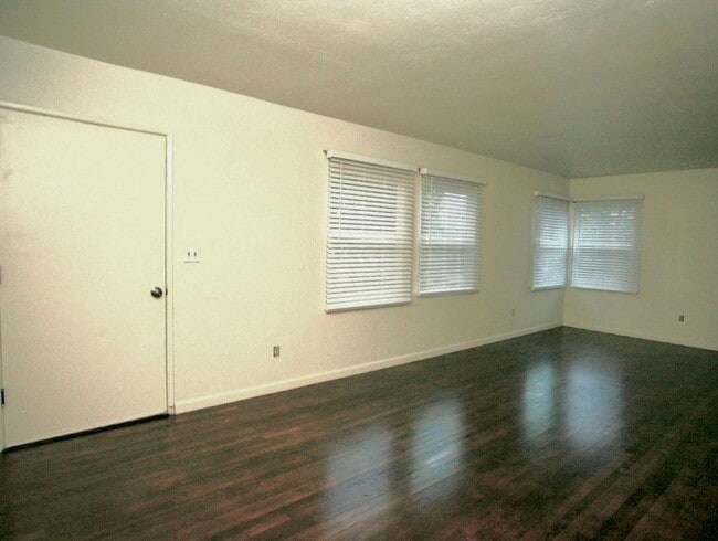 Building Photo - 8676 Almond Rd