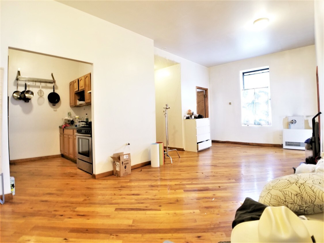 Primary Photo - 1072 Myrtle Ave