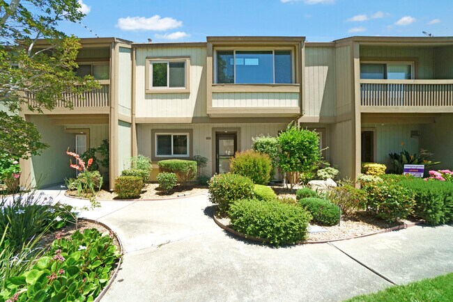 Building Photo - 3229 Santa Cruz Ln