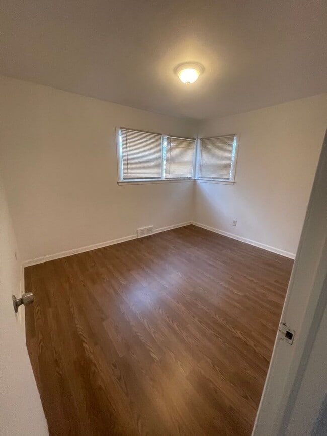 Building Photo - 3 bedroom home section 8 accepted