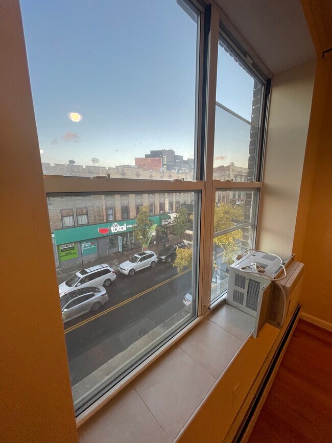 Foto del edificio - 5512 Myrtle Ave