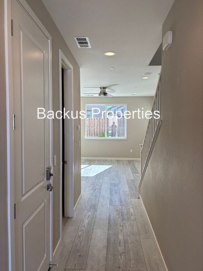 Building Photo - Three Bedroom Home in Hollister