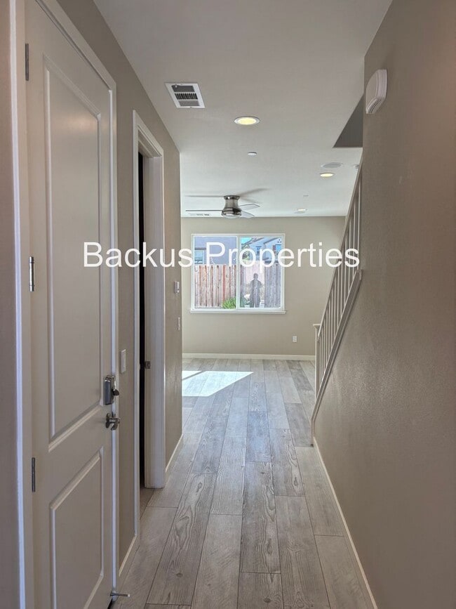 Foto del edificio - Three Bedroom Home in Hollister