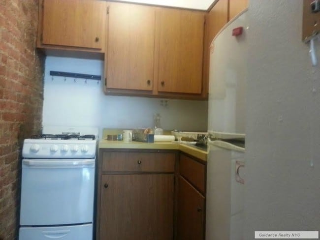 Building Photo - 114 W 74th St