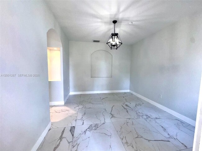Foto del edificio - 21405 Ingraham Ave Rd