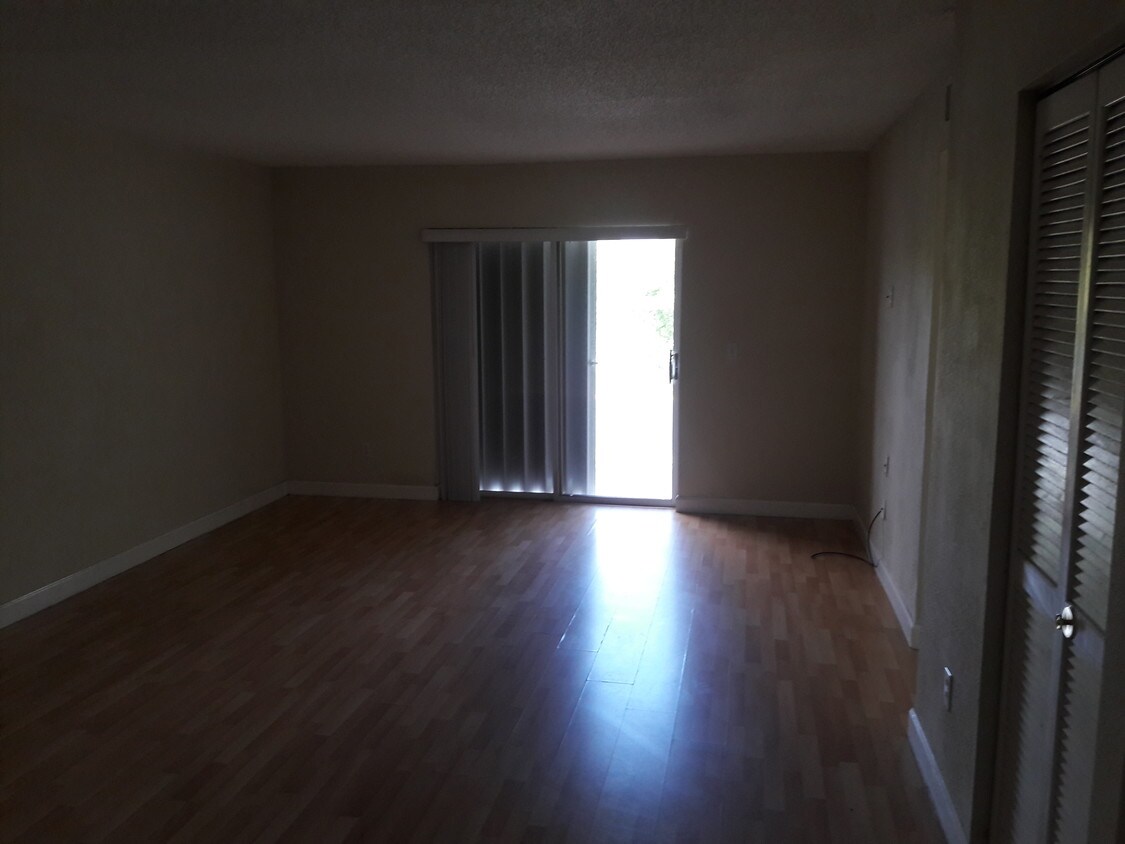 Sala de estar/área de comedor - 8200 SW 210th St