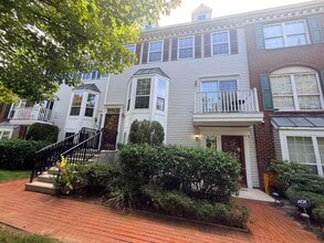Building Photo - 10 Redwood St