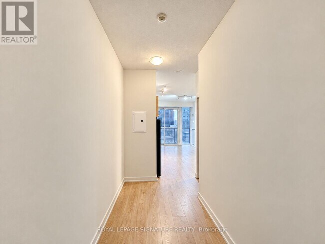 Building Photo - 126 Simcoe St