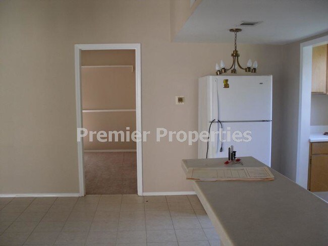 Building Photo - 445 Dollins St