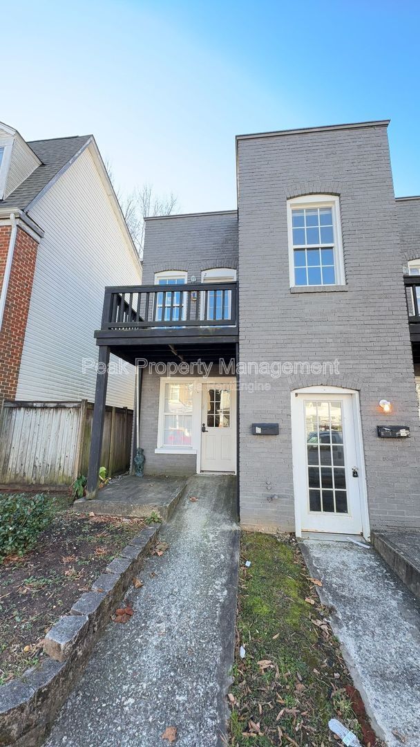 Photo - 2121 W Cary St Apartment