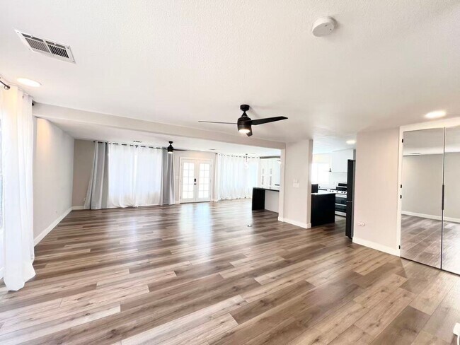 Foto del edificio - 7716 Pacific Rim Ct