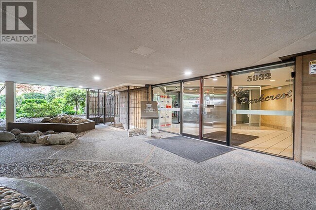 Photo du bâtiment - 5932-5932 Patterson Ave