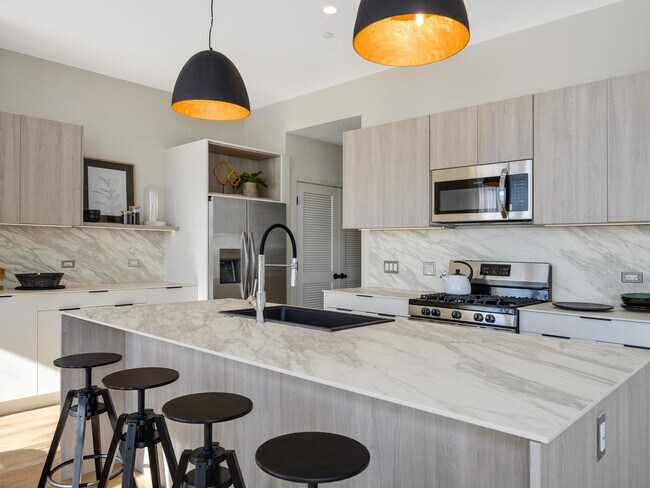 Foto del edificio - 6340 W Belmont Ave