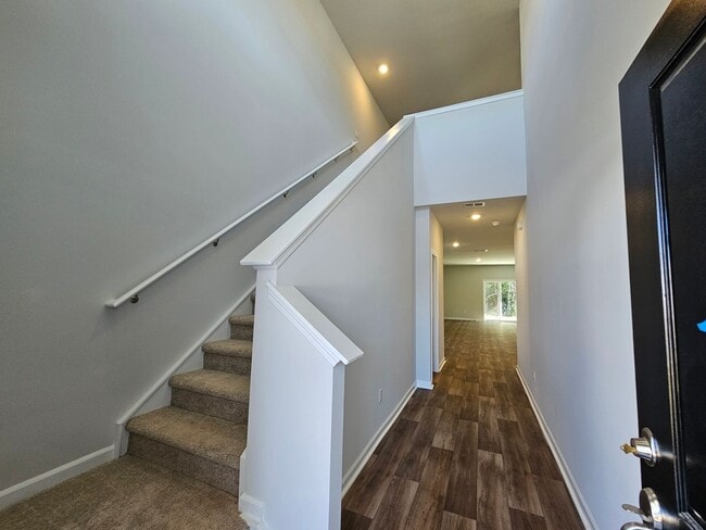 Building Photo - 5 Bedroom/ 2.5 Bath in Waterfall Village