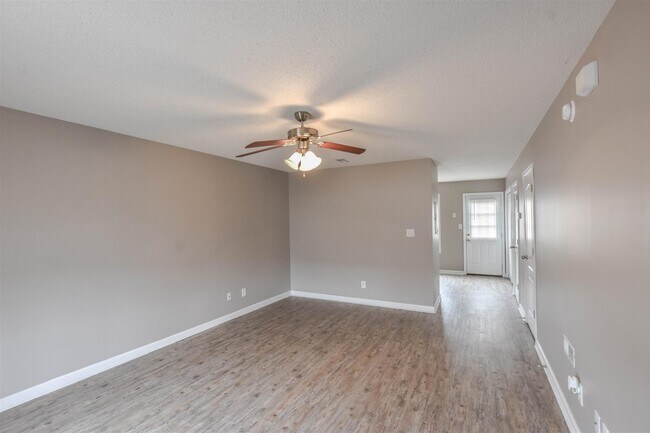 Foto del edificio - 513 Patriot Park Ct
