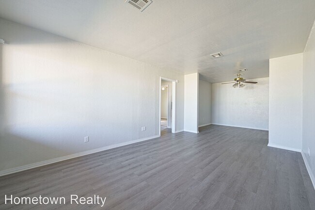 Building Photo - 3 br, 1.5 bath House - 3216 SE 19th Street