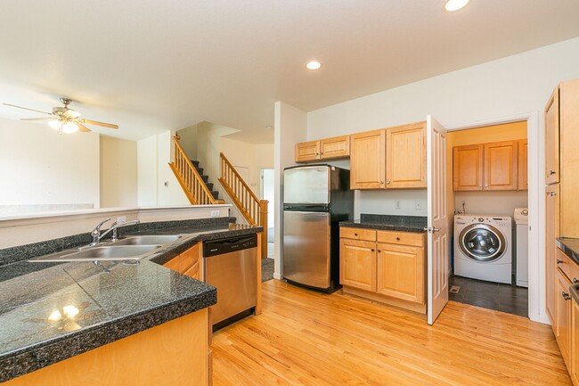 Building Photo - Ideally located single family home in SE F...