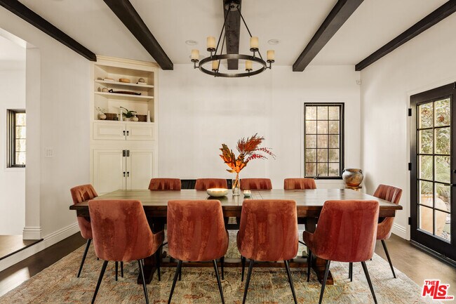 Foto del edificio - 1110 N Beverly Glen Blvd