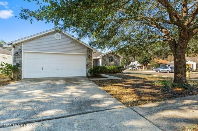 Building Photo - 4 bed 2 bath home in Heron Isles