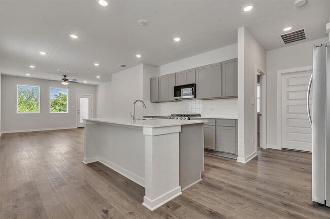 Building Photo - 228 Bendecido Loop