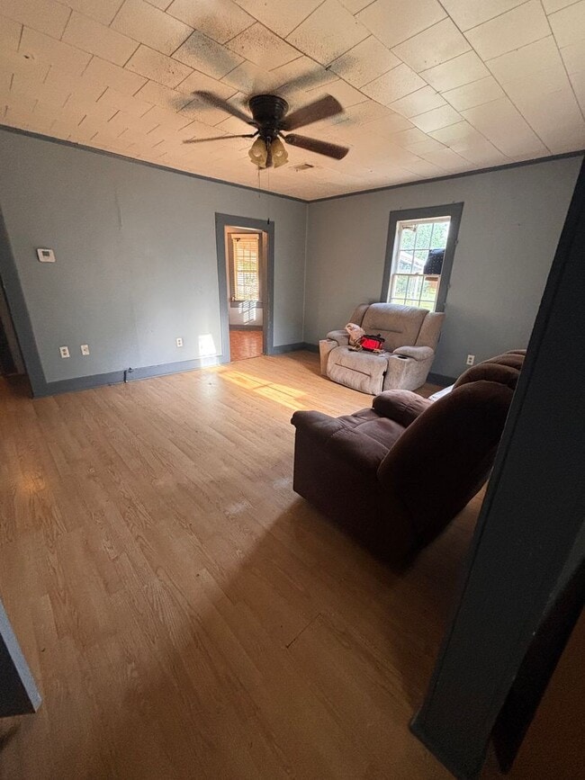 Building Photo - 2 Bedroom, 1 Bath