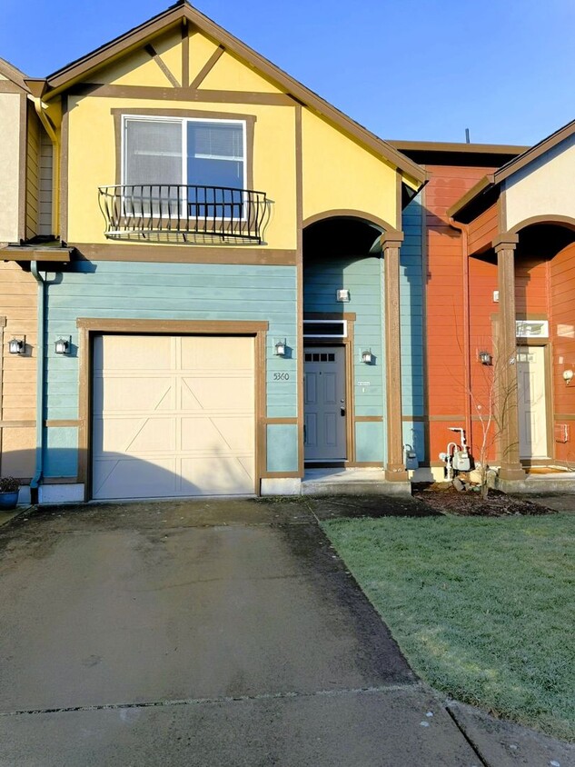 Foto principal - Don't Miss This 3 Bedroom Townhome in the ...