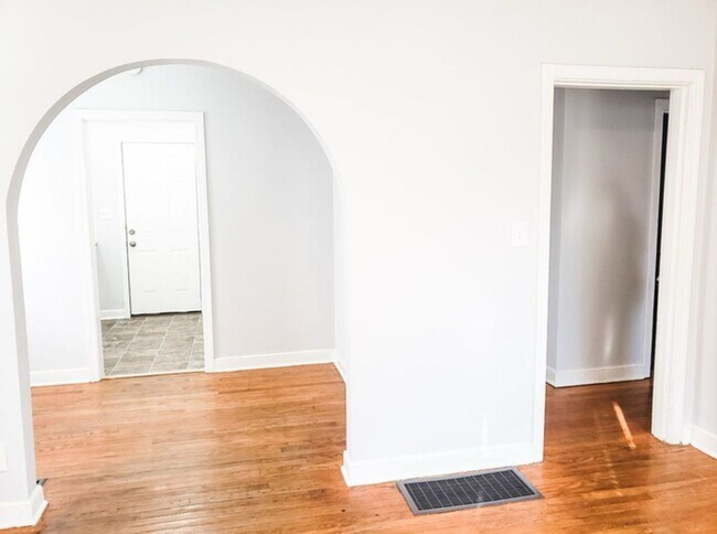 Building Photo - 2 bedroom, 1 bath East Nashville Bungalow ...