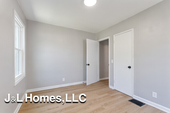 Building Photo - 568 Whitethorne Ave