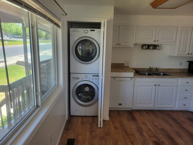 Lavandería con lavadora/secadora apilable - 461 E 2650 N