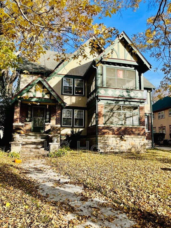 3725 Locust St, Kansas City, MO 64109 Condo for Rent in Kansas City