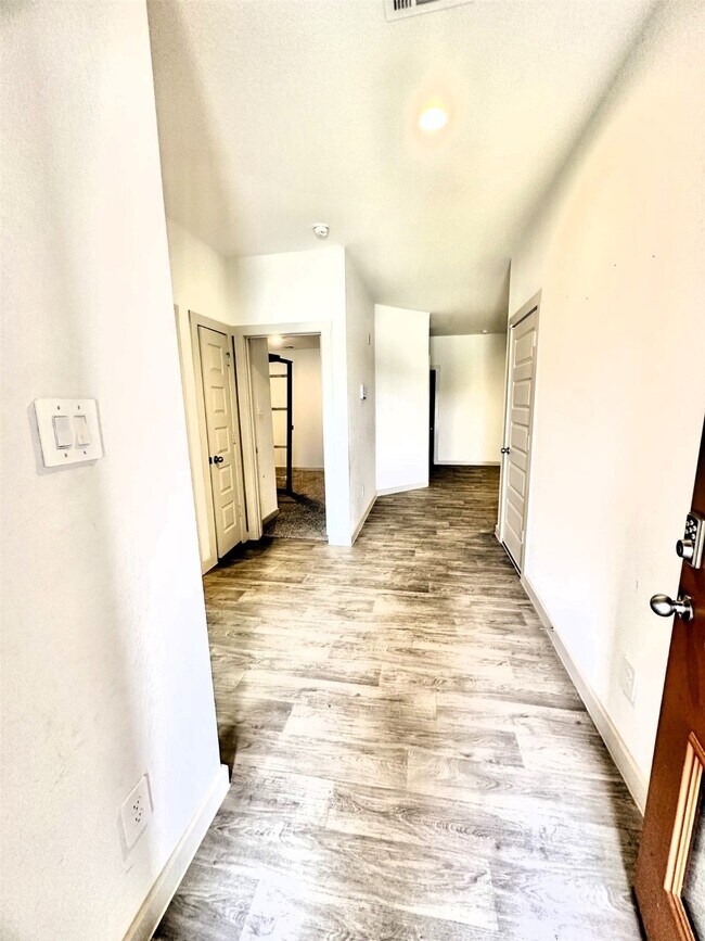 Building Photo - 14510 Rain Tree Dr
