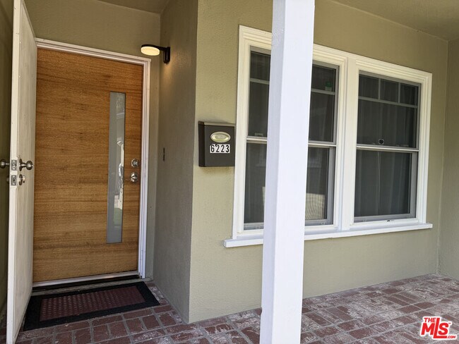 Foto del edificio - 6223 Enfield Ave