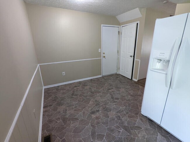 Building Photo - Grove City 3 BR, Close to Mt. Carmel Hospital