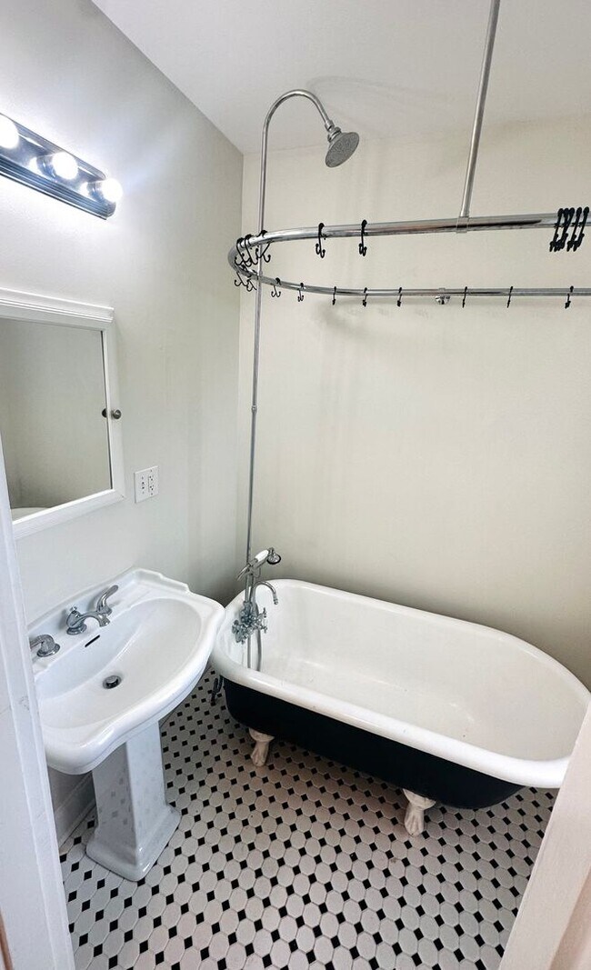 Foto del edificio - 1841-1843 Edgeland Ave