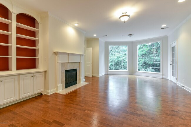 Foto del edificio - 5220 Indian Woods Dr