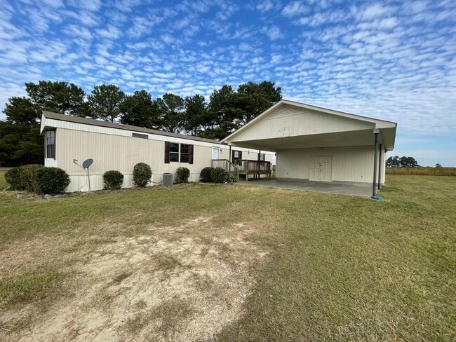 Building Photo - Country Living at its Best