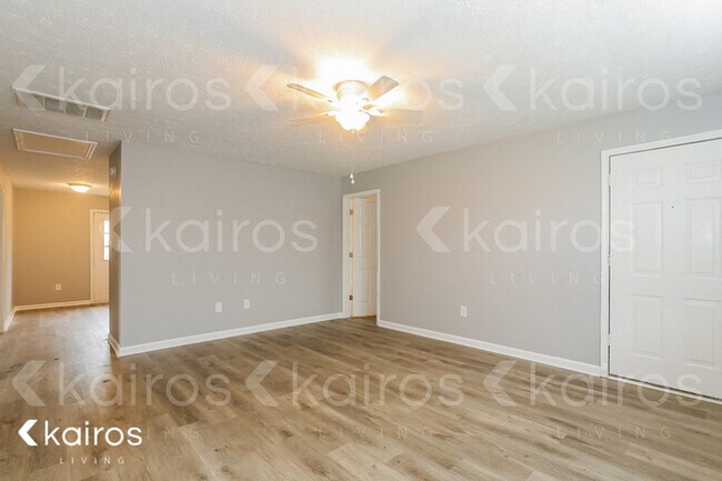 Building Photo - 415 Deer Park Dr